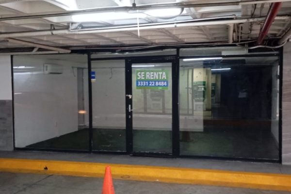 LOCAL EN RENTA PLAZA LAS TORRES $14,900 ZONA ESTACIONAMIENTO
