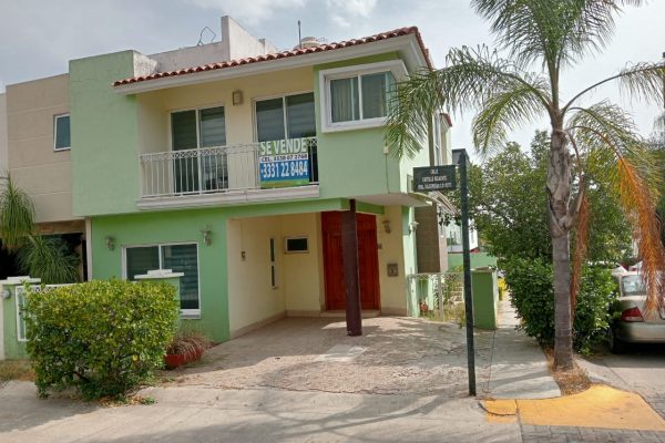CASA EN RENTA VALDEPEÑAS $18,900
