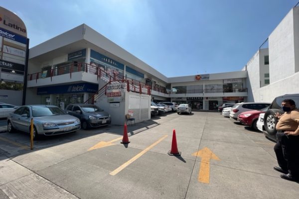 SE RENTA LOCAL 6 EN PLAZA LATINA