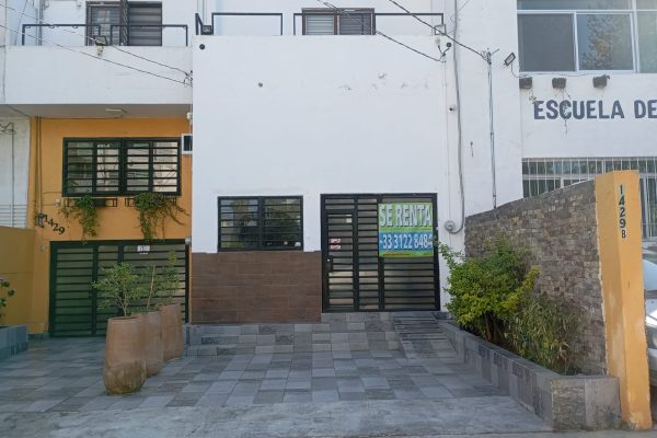 Se renta local comercial en Pedro Moreno
